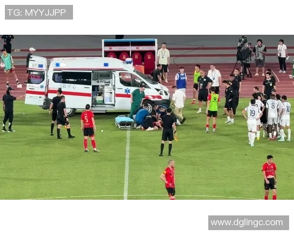 足球男运动员在比赛中遭遇裆部尴尬瞬间引发热议和笑声 足球男运动员在比赛中遭遇裆部尴尬瞬间引发热议和笑声